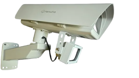 Hanwha - PNB-A9092RLPH - 4K Regular Speed (up to 74MPH) LPR Box Camera Kit with Enclosure and IR, Licensed with Wisenet Road AI. Max. 4K resolution, 12-50 mm lens, H.265/H.264/MJPEG codec, WiseStream III, Includes PoE+ Camera enclosure with Wall moun